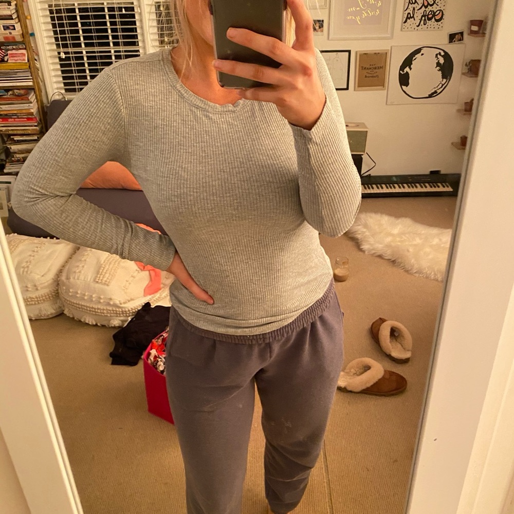 Super flattering gray ribbed long sleeve!